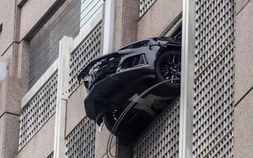 В США Chevrolet Camaro ZL1 пробил стену и застрял на шестом этаже парковки