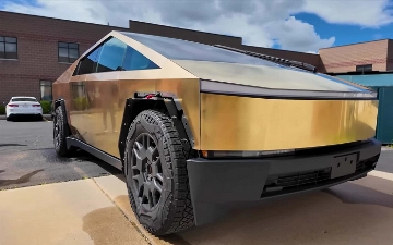 В сети показали Tesla Cybertruck, покрытый 24-каратным золотом