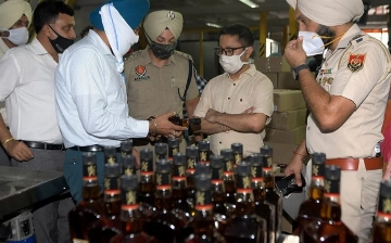 Свыше 50 жителей Индии умерли из-за употребления контрафактного алкоголя