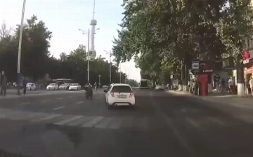 Водитель Spark умышленно наехал на скутериста в центре Ташкента