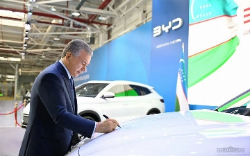 Шавкат Мирзиёев расписался на первом электромобиле BYD, собранном в Узбекистане