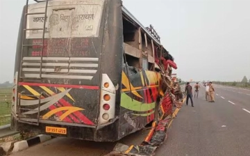 В Индии пассажирский автобус влетел в молоковоз, погибли почти 20 человек