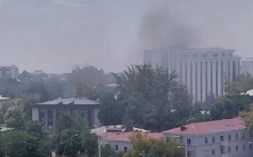 В Ташкенте загорелся строящийся бизнес-центр