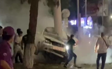 В Ташкенте водитель Lacetti потерял управление и влетел в столб, есть погибшие и пострадавшие