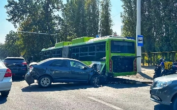 В Ташкенте столкнулись две «легковушки» и автобус, пострадали три человека