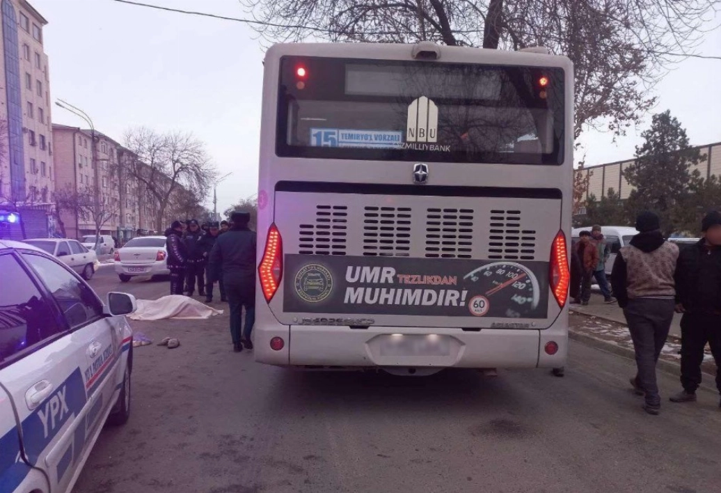 Задняя часть автобуса, на которой размещена наклейка с надписью «Жизнь важнее скорости» / Telegram