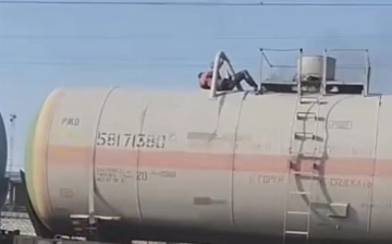 В Андижане ударило током мужчину, забравшегося на вагон-цистерну