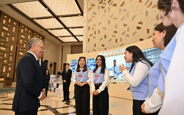 Shavkat Mirziyoyev yoshlarning turli sohalardagi loyihalari, kashfiyot va yutuqlari bilan tanishdi