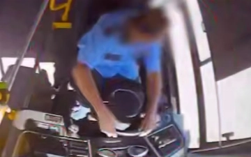 В Ташобласти водитель автобуса вылетел из окна после столкновения с грузовиком