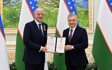 Шавкат Мирзиёев наградил президента ФИФА орденом «Дустлик»