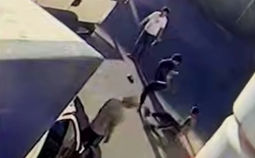 Под Ташкентом несколько мужчин избили парня на предприятии