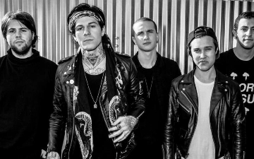 The Neighbourhood устроили в Лос-Анджелесе атмосферный перформанс