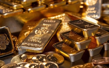 Мировые цены на золото начали расти после существенного спада