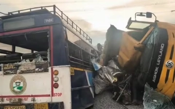 В Индии произошло лобовое столкновение грузовика и пассажирского автобуса, погибли свыше 20 человек