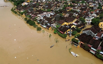 Число жертв наводнений во Вьетнаме превысило 40