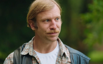 «Что вам напоминает эта клетка?». Иван Дорн появился в свитере от узбекского дизайнера