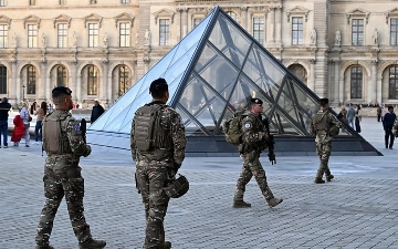Le Parisien: Ограбление Лувра мог заказать иностранец