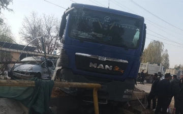 Под Ташкентом тысячи потребителей остались без газа из-за грузовика, врезавшегося в газопровод