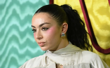 Charli XCX выпустит саундтрек-альбом к новой экранизации «Грозового перевала»