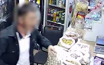 Под Ташкентом мужчина с ружьем ворвался в магазин и избил женщину