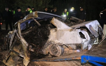 В Джизаке Lacetti врезался в грузовик и загорелся: погибли пять человек