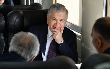 Президент ознакомился с ходом работ по строительству ж/д линии «Самарканд – Ургут» и проехался на поезде