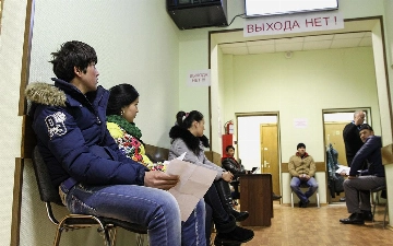 В России ужесточили условия получения медицинского полиса для мигрантов