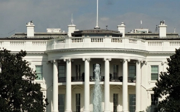 Белый дом: США лишили виз мигрантов, которых сочли опасными для страны