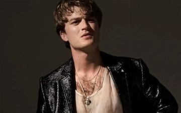 Песня End of Beginnings актера Джо Кири покорил британский чарт спустя два года благодаря «Очень странным делам»