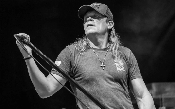 Умер вокалист и основатель рок-группы 3 Doors Down Брэд Арнольд