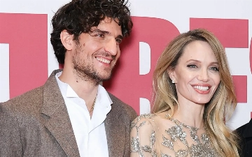 Анджелина Джоли и Луи Гаррель вместе вышли в свет на парижской премьере