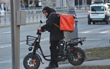 В одной из областей России мигрантам запретят работать курьерами и продавцами