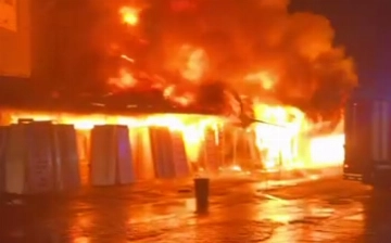В Ташкенте произошел крупный пожар на строительном рынке