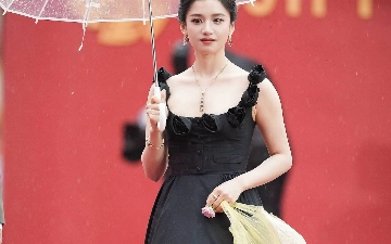 Balenciaga снова в центре скандала: «мусорная» сумка за $1790 стала вирусной