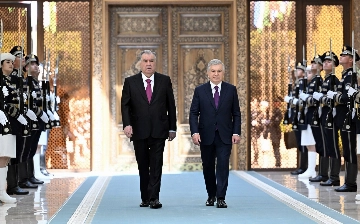 Шавкат Мирзиёев официально встретил Эмомали Рахмона