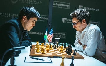 Узбекский шахматист Жавохир Синдаров стал единоличным лидером Турнира претендентов, обыграв Фабиано Каруану