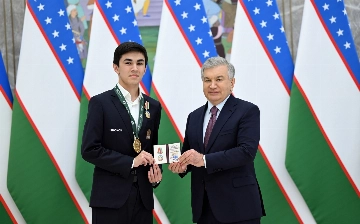 Шавкат Мирзиёев вручил Жавохиру Синдарову орден «Мехнат шухрати»
