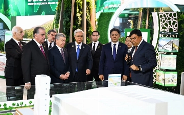 Shavkat Mirziyoyev Ostona Mintaqaviy ekologik sammit ko‘rgazmasidagi milliy pavilyonlar bilan tanishdi