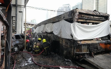 В Бангкоке восемь человек погибли при столкновении поезда с автобусом и легковыми машинами