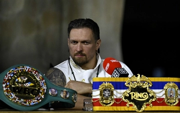 Боксер Александр Усик отказался от трех чемпионских поясов