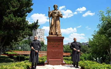 В Тбилиси открыли памятник Алишеру Навои