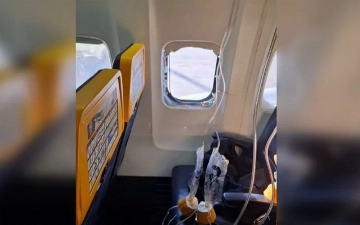 Пассажира Ryanair наполовину затянуло в разбившийся иллюминатор самолета