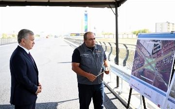 Шавкат Мирзиёев ознакомился с путепроводом, построенным на автодороге Ташкент – Нурафшан