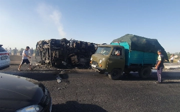 В Самарканде грузовик врезался в ограждение и опрокинулся, водитель погиб