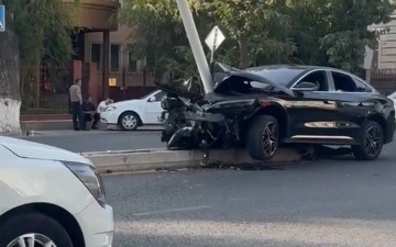Водитель BYD Han врезался в столб в центре Ташкента