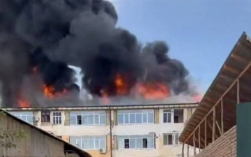 Под Ташкентом произошел пожар на крыше многоэтажного дома