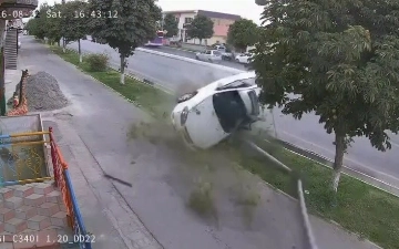 Farg‘onada Lacetti haydovchisi boshqaruvni yo‘qotib, ustun va daraxtga urildi