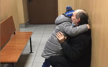 Проживавшего в лесу под Москвой мальчика-маугли вернули отцу из Узбекистана<br>