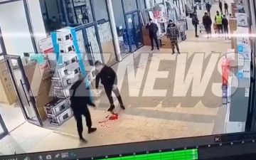 Смертельная поножовщина двух братьев в Ташкентском ТРЦ попала на камеры наблюдения<br>