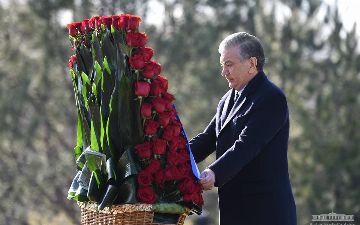 Шавкат Мирзиёев возложил цветы к подножию памятника Исламу Каримову